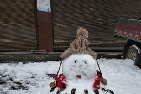 用山村晚上和雪人编童话