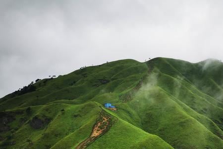 踏足山巅意思