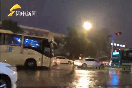 大雨像瓢泼马路上的流水像什么