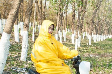 下雨雨衣怎么盖在电动车