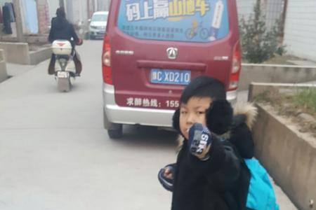 小孩读小学外婆为什么要送书包