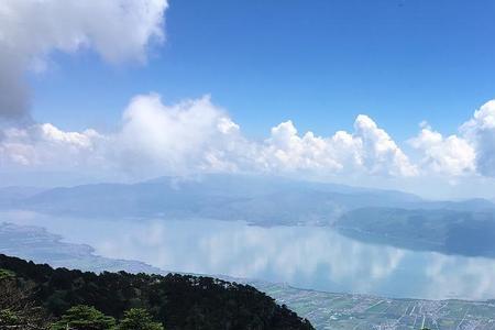 雄峙嵯峨意思