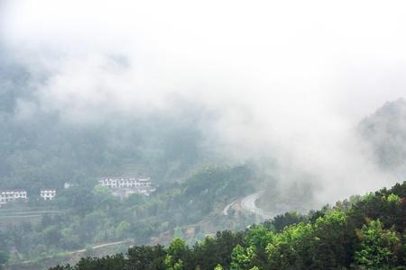 烟雨缭绕什么意思