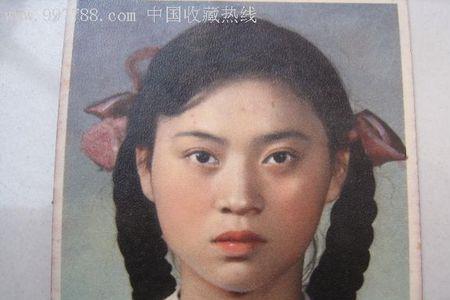 一个女人扎两个小辫是怎么了