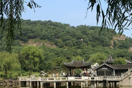 苏州灵岩山下雨天开放吗