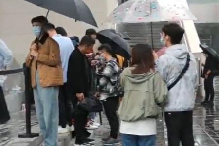 三里屯下大雨的梗出自哪篇文章