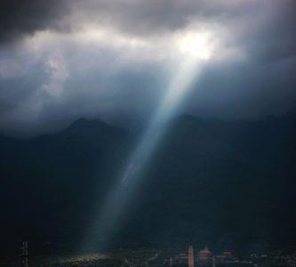 西边太阳东边雨文案