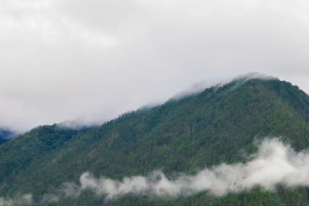 为什么云在半山腰是雨天