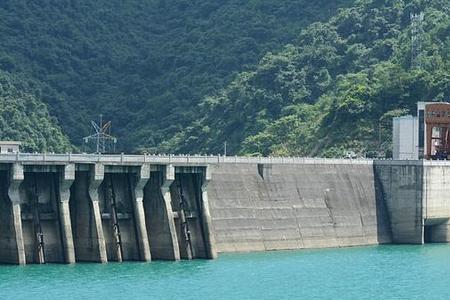 东江水电站谁建设的