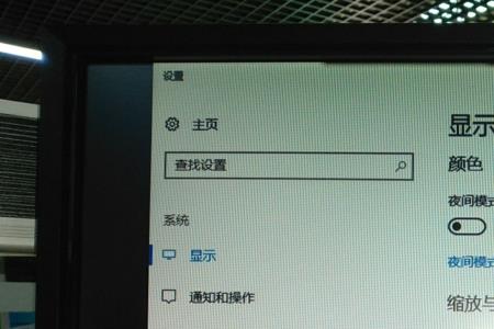 电脑屏幕出现9个方格怎么解决