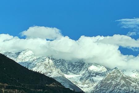 一座什么的雪山形容词