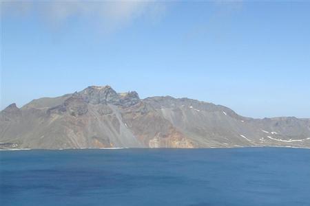 长白山天池火山喷发物厚的原因