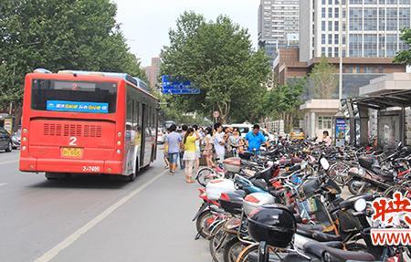 公交车能带电瓶车