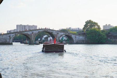 京杭大运河全长1747千米读作