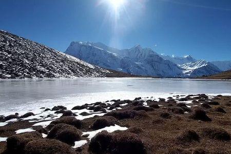 雪山边缘的小岛上冰石怎么破