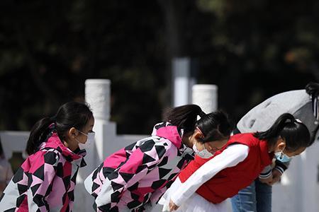 祭拜死人鞠躬几个