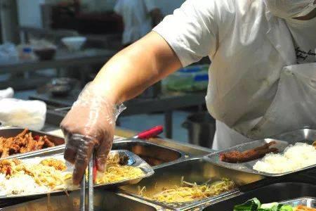 做饭的阿姨需要管饭吗