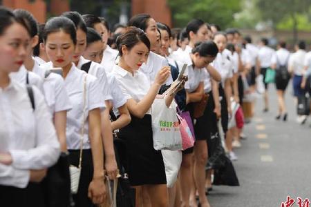 读完大学还要面试去当空姐吗