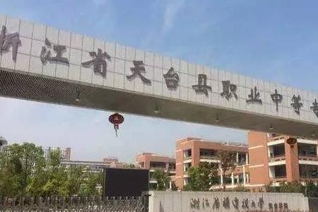 白鹿职业学校学的什么专业