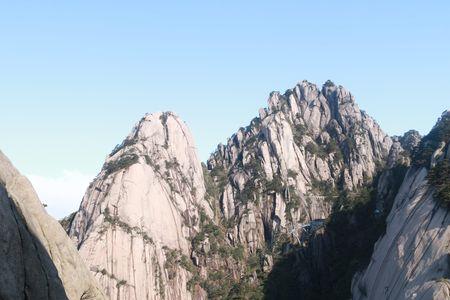 峻峰峭骨的成语