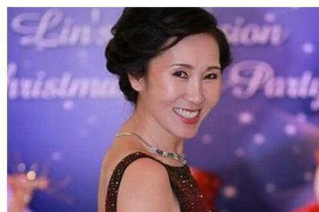 王建林比他老婆大多少岁