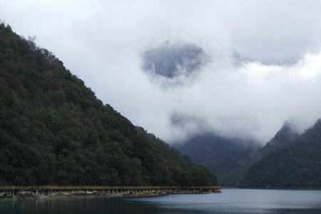 碧水绕青山的意思