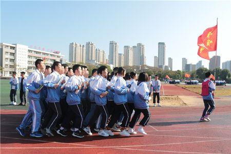 学校运动会400m小广场怎么跑