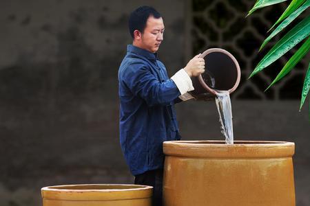 农村的水缸能装多少水