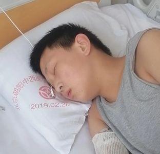 十二岁男孩跟妈妈睡正常吗