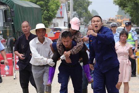 消防员救人正确背人姿势图解