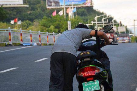 电动车加电掉一格不走