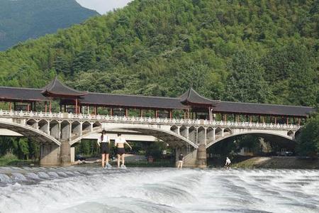 龙鳞坝和卢茨玩水哪个更好