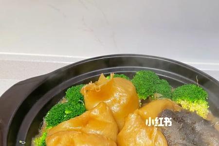 鹅掌花胶海参煲的做法