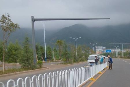 道路两边都有护栏怎么开