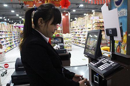 超市收银员可以拿物品吗