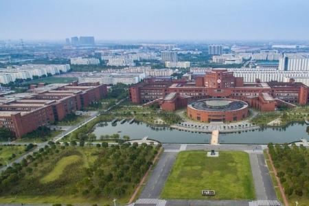 南昌航空大学地理位置偏僻吗