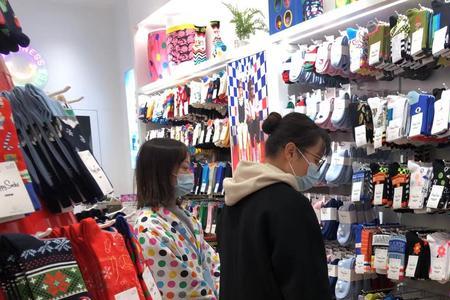 小区门口开个袜子店行吗