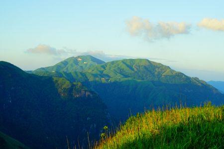 太阳爬上山坡是首什么歌