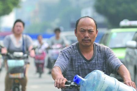 10人10天喝几桶水