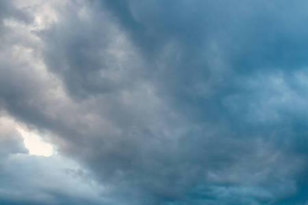 雨在云里面是冰还是水