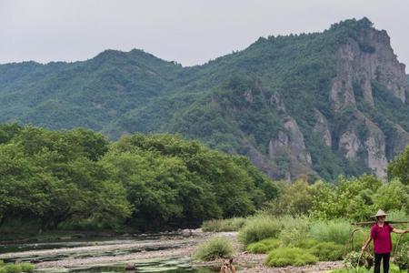 依山傍水出自哪里