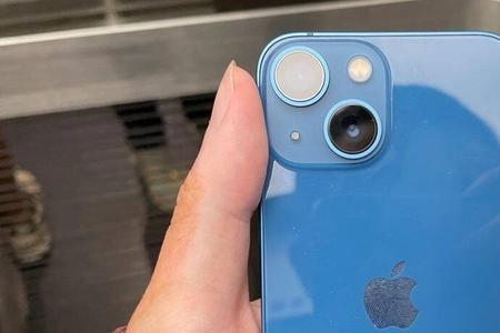 iphone 13蓝色和白色哪个更好