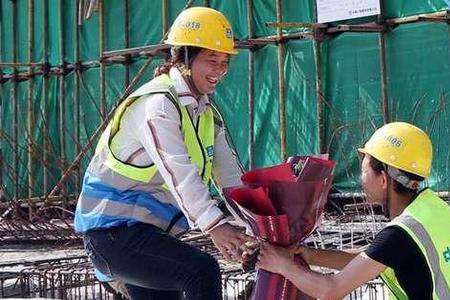 工地女信号工能不能穿裙子上班