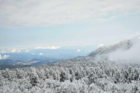 峨眉山对面的雪山是什么山