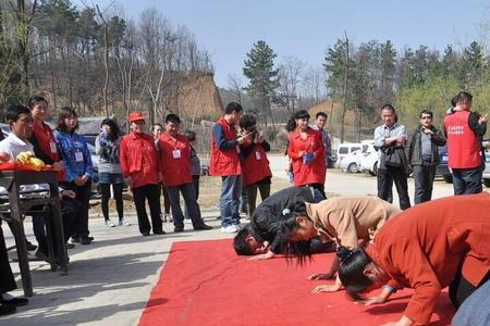 给长辈磕头和给死者磕头的区别