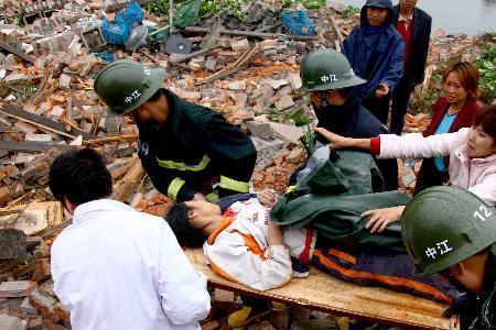 汶川地震前的征兆