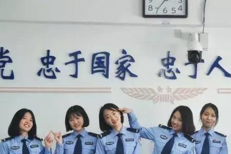 警校管手机吗