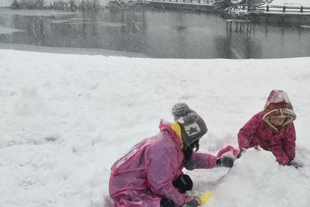 脚踩在雪地里的声音像什么