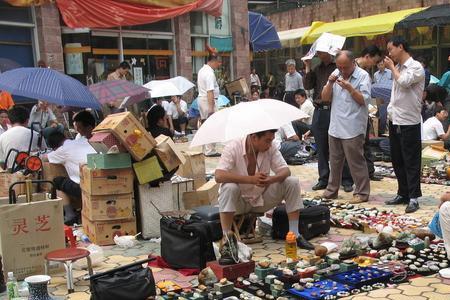 汉口江滩晚上可以摆地摊吗