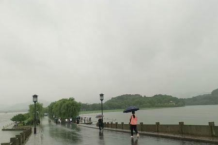 雨中西湖的山峰像什么